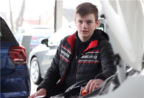 Jarno Behling läuft noch auf frischen Pfaden: Zusammen mit seiner Kollegin Doreen Willruth absolviert der 16-Jährige als einer der ersten im Autohaus Warncke in Tarmstedt eine Ausbildung zum Kfz-Mechatroniker mit Schwerpunkt Hochvolt- und Systemtechnik.