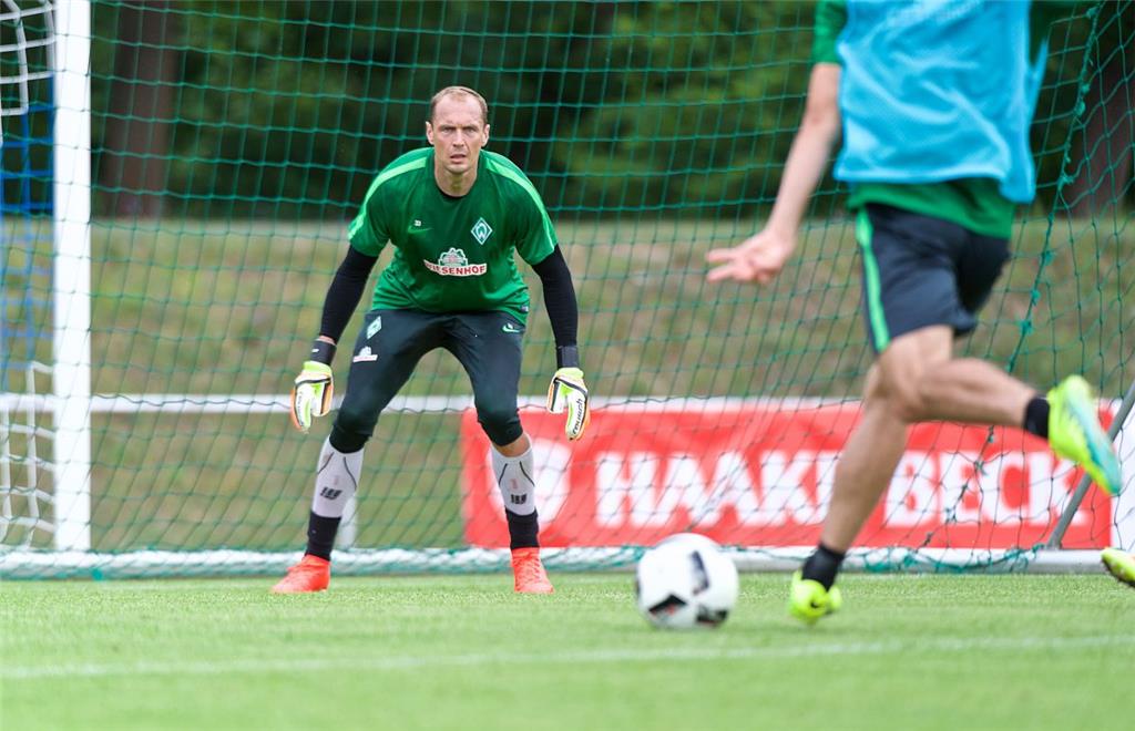 Jaroslav Drobny im Training mit seinen neuen Mannschaftskollegen bei Werder. Der...