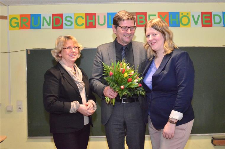 Neue Leiterin in Bexhöveder Schule Jasmin Claassen-Braun aus Hahnenknoop (rechts) ist die neue Leiterin der Grundschule in Bexhövede. 19 Monate, nachdem ihre langjährige Vorgängerin Juliane Meinefeld (links) in Pension gegangen war, ernannte Regierungsschuldirektor Manfred Kück (Mitte) die neue Rektorin. Foto Schmonsees