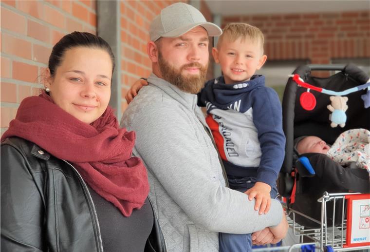 Was bringt der Familienbonus? Jasmin Theurer (25), Kristian Grimm (26), Elias (4), Leon (8 Wochen) wollen den Familienbonus erst mal nicht ausgeben.