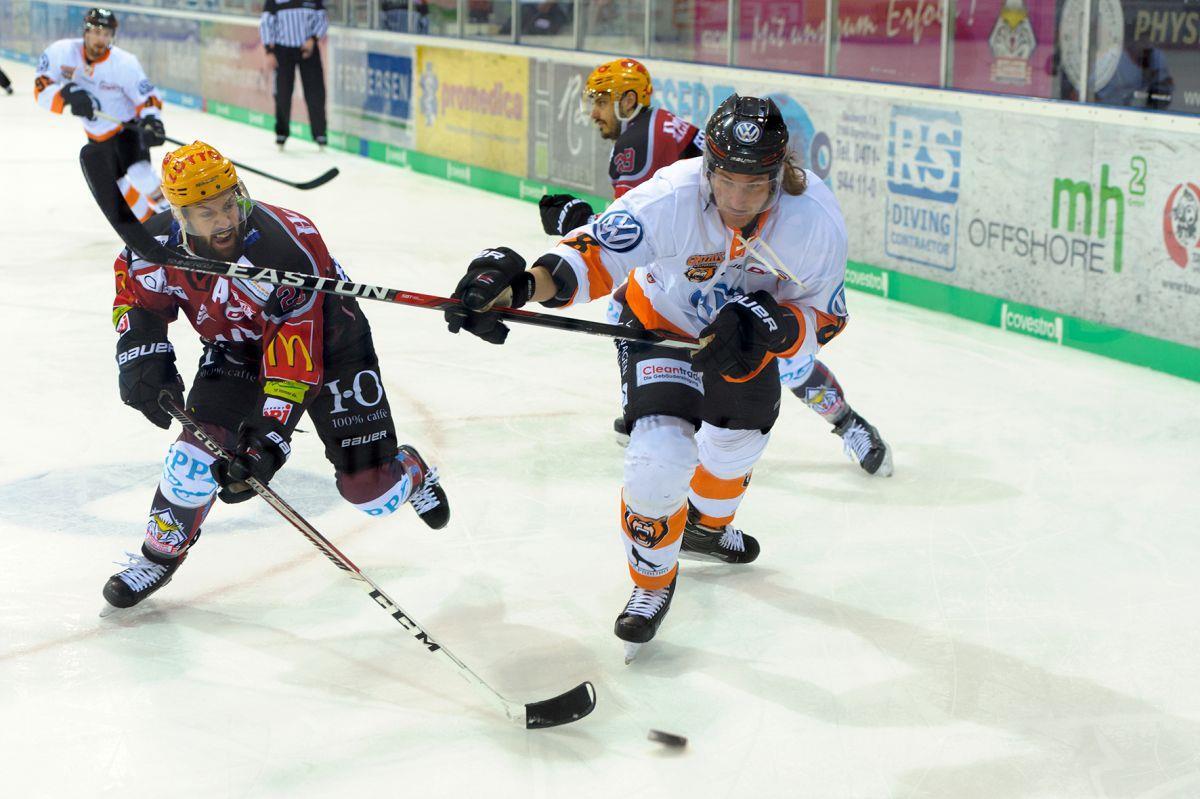 Pinguins verlieren auch das zweite Testspiel Jason Bast (links) und Torsten Ankert im Duell.