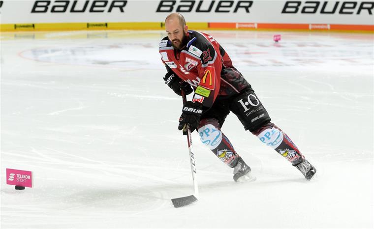 Pinguins-Profis schneiden bei Stars & Skills der DEL gut ab Jason Bast schaffte es im Wettbewerb "Der Blitz" auf den dritten Platz. Mit seinen Mitspielern Jordan George und Mike Moore nahm der Pinguins-Stürmer am Stars-&-Skills-Wettbewerb der DEL in Mannheim teil.