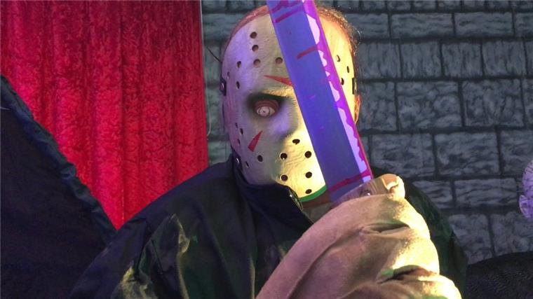 Jason Voorhees aus "Freitag der 13." wohnt im DVD-Shop.