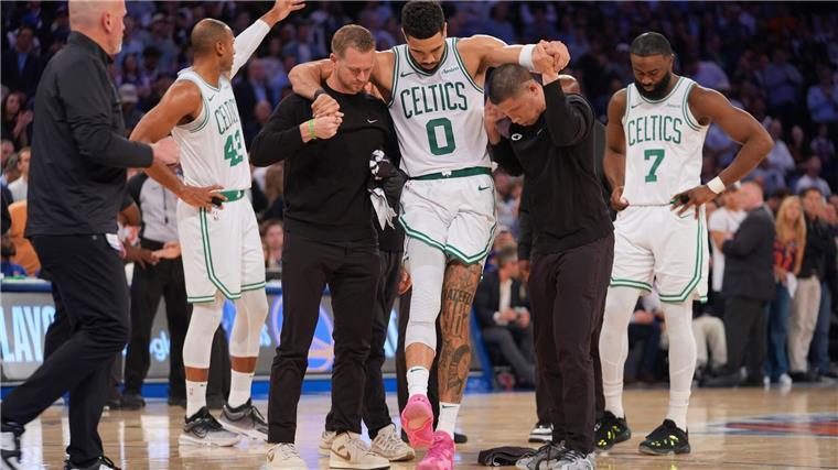 Achillessehnenriss bei NBA-Profi Jayson Tatum Jayson Tatum konnte beim Verlassen des Spielfeldes sein rechtes Bein nicht belasten.