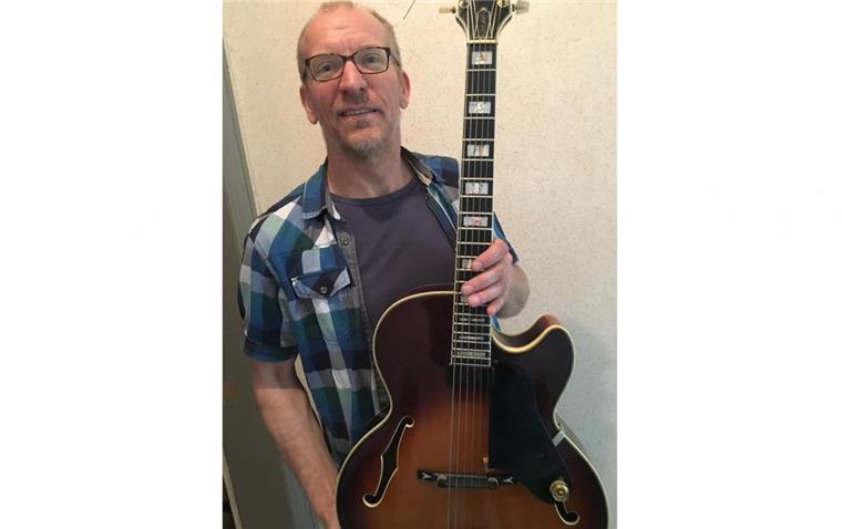 Bremerhavener Musiker Jörg Seidel sucht ehrlichen Finder seiner Gitarre Jazz-Musiker Jörg Seidel aus Bremerhaven und seine wertvolle Gitarre wieder vereint.