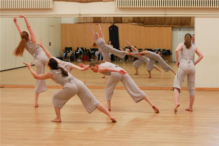 Beeindruckender Sport: „In2Jazz“ aus Bremerhaven tanzt in der Regionalliga Jazz- und ModernDance: Die Formation "in2jazz" bereitet sich auf die neue Saison vor.