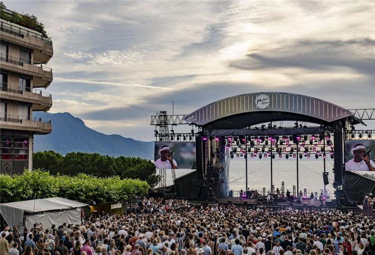 Jazzmusiker Trombone Shorty und Orleans Avenue weihen in Montreux die eigens gebaute Seebühne ein. 