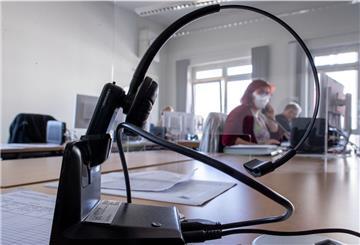 Eine Telefon-Headset steht an einem Arbeitsplatz im Landratsamt Vorpommern-Greifswald. 
