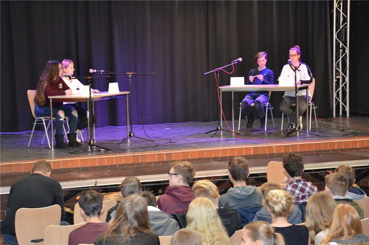 Zeven: Schüler liefern sich einen Schlagabtausch mit Worten Je vier Kandidaten haben pro Thema auf der Bühne des St.-Viti-Gymnasiums in Zeven ihre Argumente ausgetauscht. Die zwei besten Debattanten kürte am Ende eine vierköpfige Jury.
