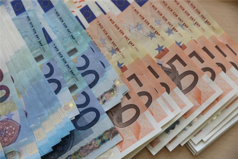 Bremerhaven: Ehrlicher Finder gibt mehrere Tausend Euro ab Jede Menge Geld fand ein Bremerhavener in einer gemieteten Limousine.