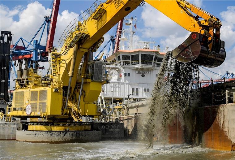 Jede Menge Hafenschlick befördert ein Bagger bei Arbeiten zur Elbvertiefung aus einem Hafenbecken. In der Nordsee, da sind sich die Mitglieder des Rates Wurster Nordseeküste einig, soll dieser Schlick nicht verklappt werden.