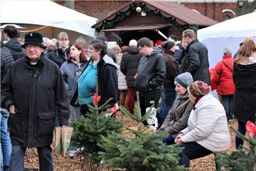 Jede Menge los war beim Weihnachtsmarkt, der auf dem Rodenkircher Marktplatz sta...