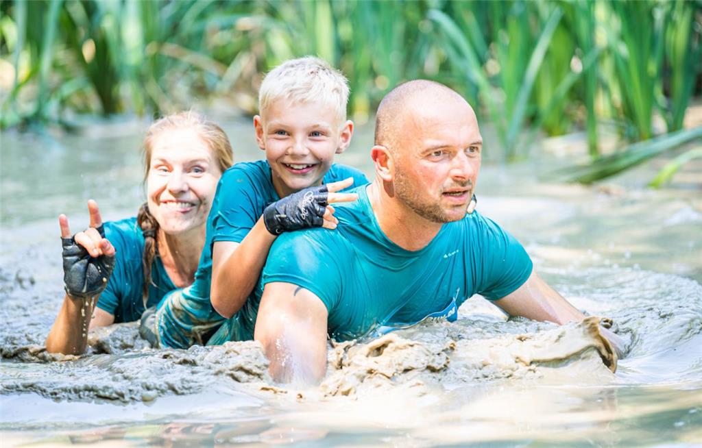 Jede Menge spritzige Momente versprach das große Wasserloch, das die Läufer durc...