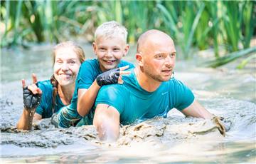 Jede Menge spritzige Momente versprach das große Wasserloch, das die Läufer durc...
