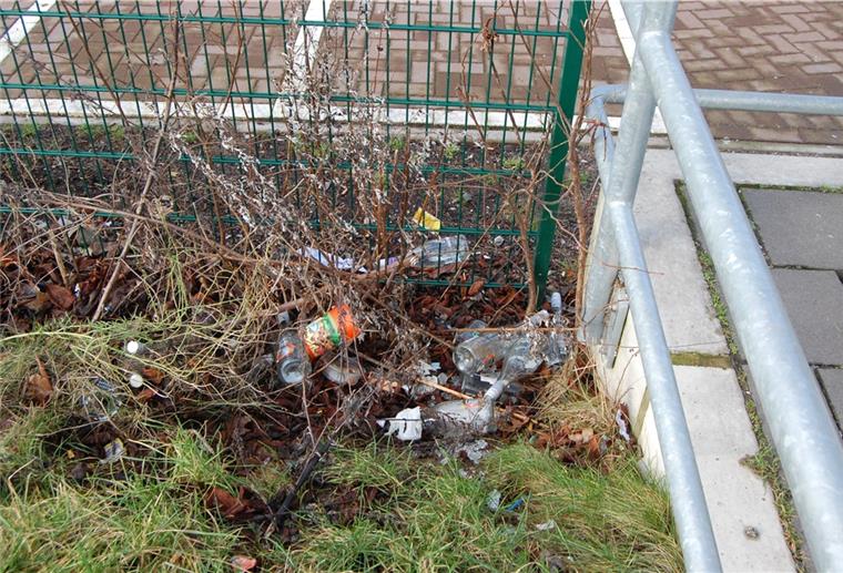 Stadland: Immer mehr Müll in dunklen Ecken Jede Mengen Flaschen und anderer Müll: Beim Bahnhof in Rodenkirchen kann der Bauhof jeden Tag aufräumen.