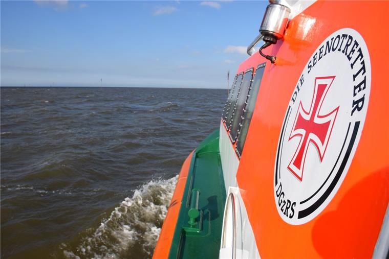 Sturmerprobt und seefest: Die Seenotretter Fedderwardersiel im Einsatz Jede Woche fahren Freiwillige der DGzRS mit der „Hermann Onken“ auf Kontrollfahrt, um immer bestens mit ihrem Revier vertraut zu sein und für den nächsten Einsatz zu trainieren.