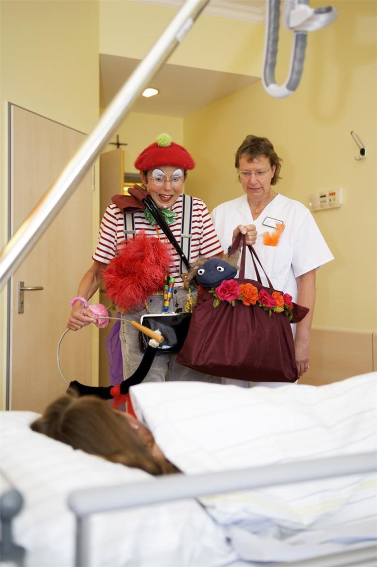 Klinikclownin besucht Sterbenskranke Jeden Dienstag kommt Clownin Knödel alias Jenny Sauerwald zu Besuch auf die Palliativstation. Immer in Absprache auch mit Oberärztin Dr. Corinna Gott klopft sie an Patiententüren.