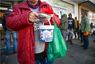 Jeden Donnerstag gibt es im Lebensraum an der Rickmersstraße Suppe für Bedürftige. Schon vor 12 Uhr bildet sich oft eine Schlange. Mittlerweile werden dort 100 Portionen ausgeteilt - und es könnten sogar noch mehr sein.