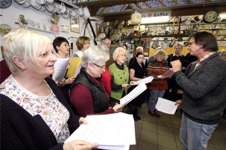 Chorgründung in Wersabe: Aus voller Kehle gegen den Trend Jeden Mittwoch treffen sich die Sängerinnen und Sänger des neuen Wersabeer Chores im Hofcafé von Margret Meyer, um dort unter Leitung von Detlef Thiele (rechts) einige schöne Stunden mit gemeinsamem Gesang zu verbringen. Foto Baur