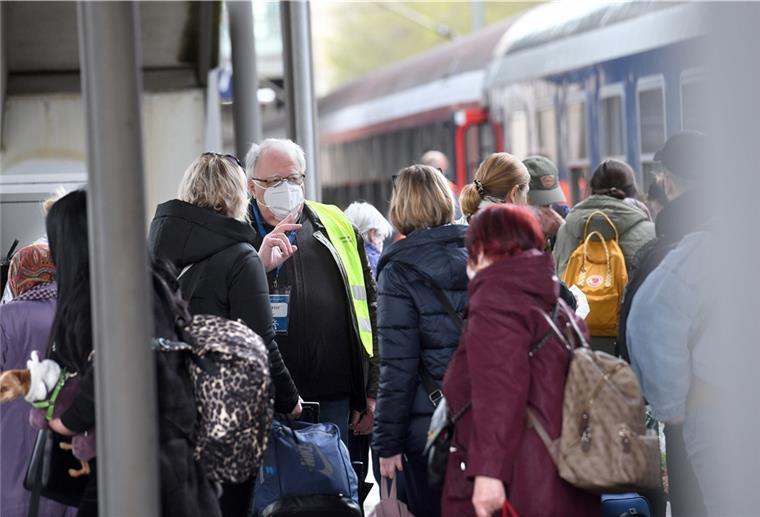 Wohnraum für Flüchtlinge wird in Wesermarsch knapp Jeden Tag kommen ukrainische Flüchtlinge am Messebahnhof bei Hannover an, um von dort in andere Städte oder Länder weiterzureisen. An dem Bahnhof fährt jeden Tag mindestens ein Zug aus Polen ein. Weit mehr als 15000 Menschen sind seit Kriegsbeginn im Februar bereits über Laatzen nach Deutschland gekommen.