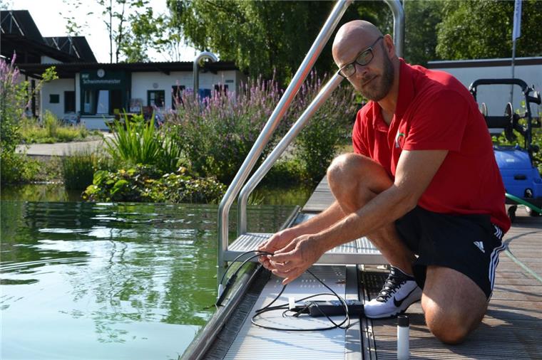 Zeven: Naturbad zählt so viele Badegäste wie noch nie Jeden Tag wird das Wasser im Naturbad mit einem Messgerät überprüft. Der Badleiter Jörn Netzel misst damit die Wassertemperatur, den pH-Wert und den Sauerstoffgehalt. Zudem zieht das Gesundheitsamt zwei Mal in der Woche Wasserproben.