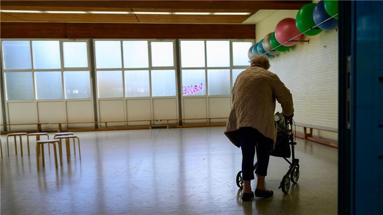 Senioren in Bewegung - Studie zu Sturzprophylaxe Jeder hat andere Einschränkungen - manch einer kommt mit einem Rollator.