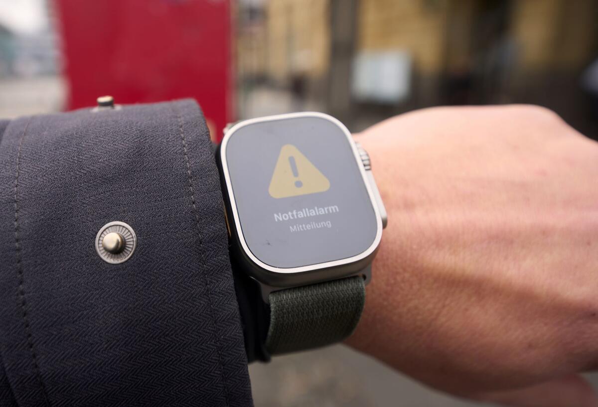 Bundesamt rät: So bereiten Sie sich auf den Ernstfall vor Ein Mann trägt eine Smartwatch.