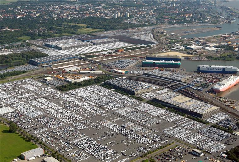 Im Hafen kommen wieder viel mehr Autos an Jeder helle Punkt ein Wagen: Auf dem BLG-Autoterminal parken wieder mehr als 90.000 Fahrzeuge. Die Zahl der Export-Fahrzeuge hat sich gegenüber Mai mehr als verdoppelt.