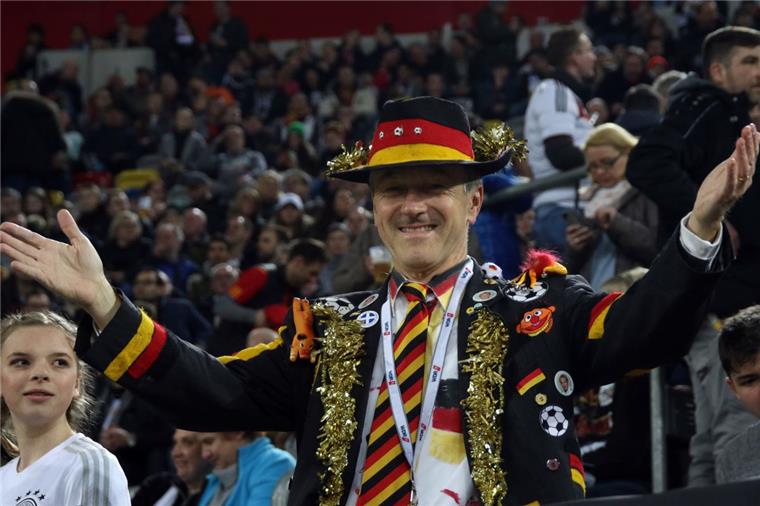 5 Dinge, die du beim Fußball gucken lassen solltest Jeder kennt diesen einen, der es mit seiner Fußballliebe etwas übertreibt.