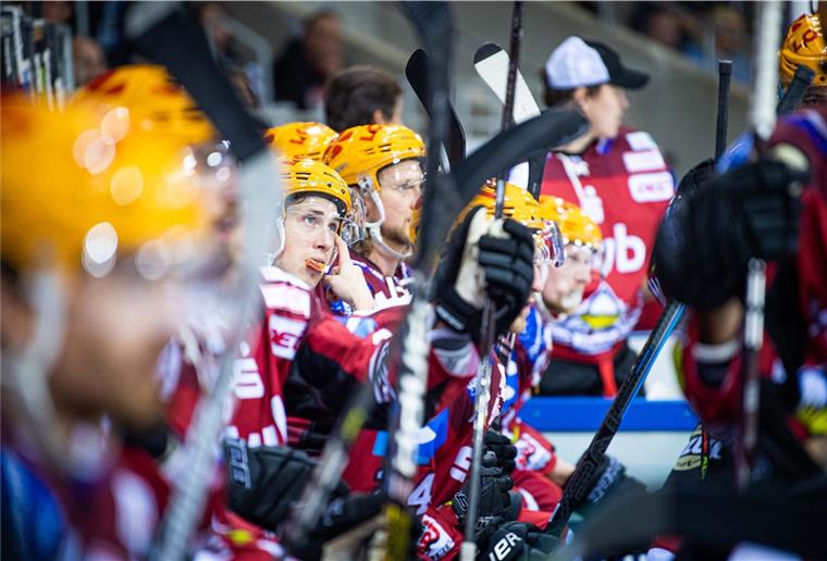 Jeder Pinguins-Spieler spielt mit einem speziell für ihn angefertigten Schläger. Diese werden nun aber knapp. Das Coronavirus ist schuld.