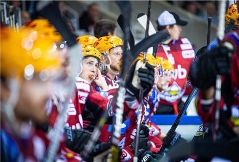 Jeder Pinguins-Spieler spielt mit einem speziell für ihn angefertigten Schläger. Diese werden nun aber knapp. Das Coronavirus ist schuld.
