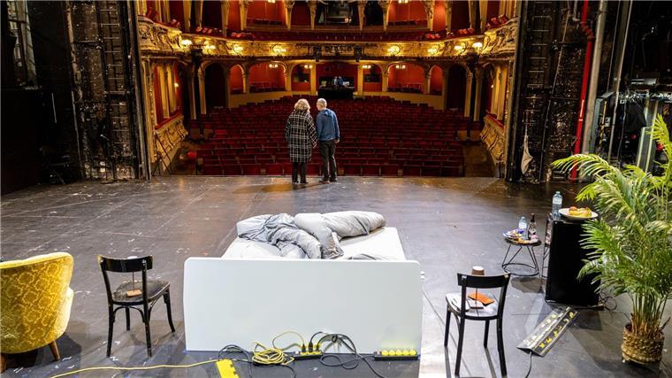 Eine Nacht auf der Theaterbühne - Aktion gegen Kürzungen „Jeder Raum hat seine eigenen Geräusche“, erzählt Stefanie Siegmann am Morgen.