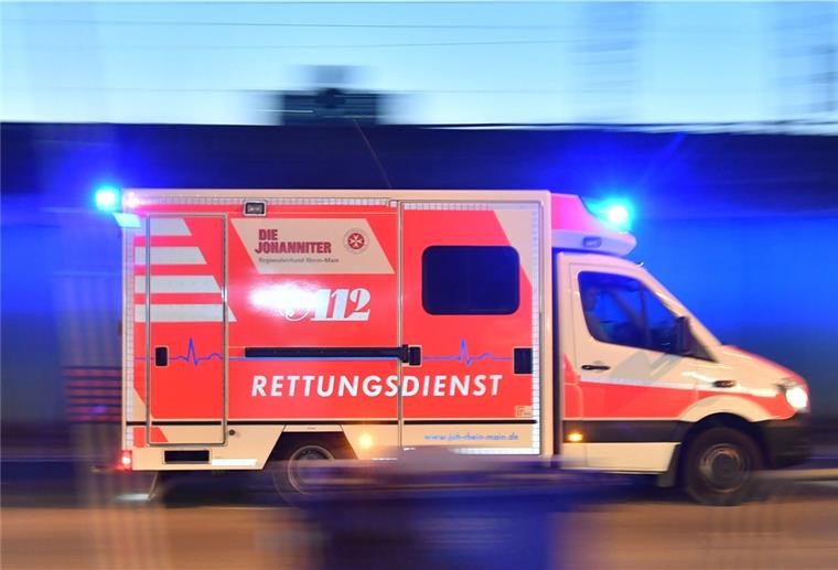 Ein Rettungswagen fährt mit Blaulicht durch die Stadt. 