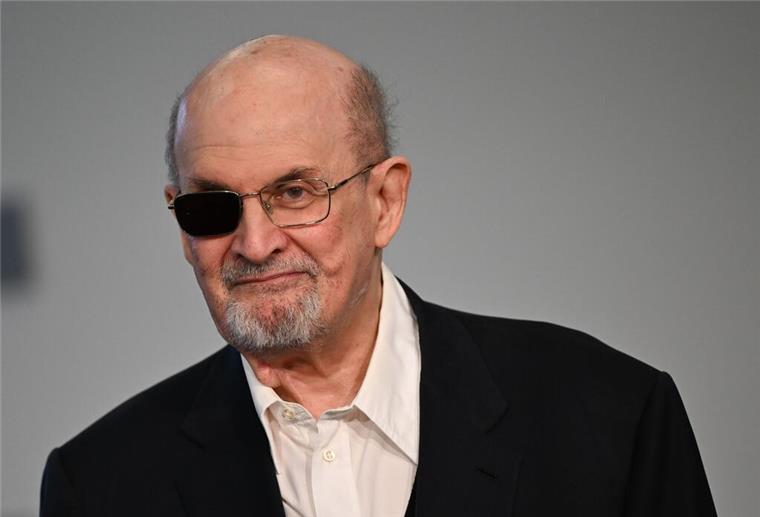Rushdie: Trump wäre bei zweiter Amtszeit schlimmer „Jeder wusste, dass er“, Donald Trump, „ein Idiot und Lügner war“, sagt Autor Salman Rushdie vor der diesjährigen US-Wahl. „Ich hoffe nur, dass sie nicht wieder darauf hereinfallen.“