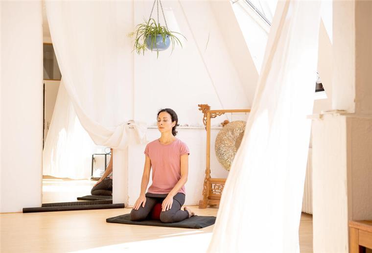 Sanft, fließend oder tiefenentspannt: Yoga-Stile im Überblick ILLUSTRATION - Geben mir Raum und Yogalehrerin ein gutes Gefühl? Wer Probestunden besucht, sollte auch darauf achten. (zu dpa: «Hatha, Vinyasa, Yin: Welcher Yogastil passt zu mir?») Foto: Zacharie Scheurer/dpa-tmn/dpa - Honorarfrei nur für Bezieher des dpa-Themendienstes +++ dpa-Themendienst +++