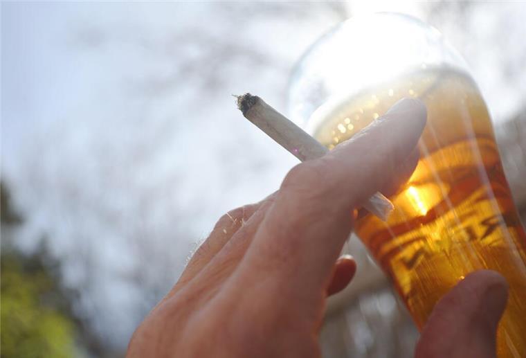 Jeder zweite Bundesbürger gegen Cannabis in der Gastronomie Jeder zweite Bundesbürger stört sich an dem typischen Geruch von Cannabis-Rauch.