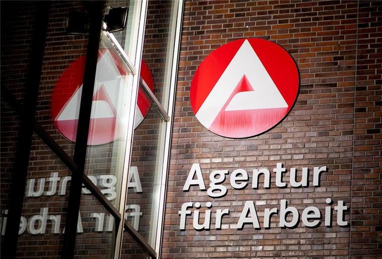 Geldstrafen drohen: Keine Gnade mehr für Jobcenter-Schwänzer Der Schriftzug „Agentur für Arbeit“ hängt an einem Gebäude. (zu dpa: «Arbeitslosigkeit in Bremen steigt leicht an»)