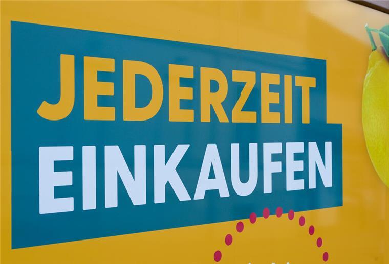 Tante Enso: Einkaufen und Gesundheitsversorgung an einem Ort Plakat eines Tante Enso-Ladens
