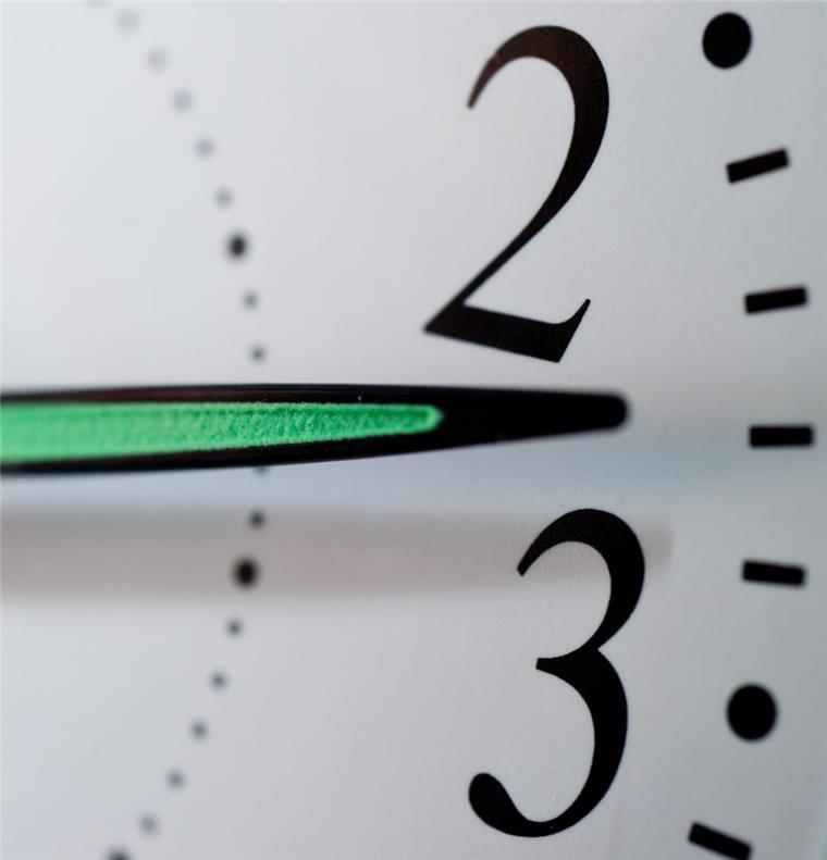 Abstimmung über Sommer- und Winterzeit läuft noch bis Donnerstag Jedes halbe Jahr wird die Zeitin der Nacht von 2 auf 3 Uhr vor- oder von 3 auf 2 Uhr zurückgestellt. Derzeit läuft eine Umfrage über die Abschaffung von Sommer- und Winterzeit.
