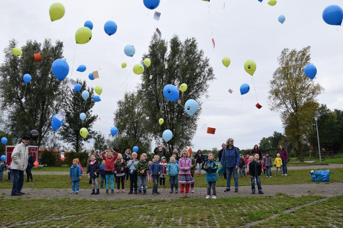 Jedes Kind durfte in Tossens zur Feier des Weltkindertages einen Ballon steigen lassen. Zuvor hatten die Mädchen und Jungen aus den Einrichtungen in Tossens, Stollhamm, Waddens und Burhave in der Kirche an einem speziellen Gottesdienst mit Pastor Mario Testa teilgenommen.