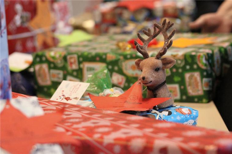 Tarmstedt: Bescherung ohne Weihnachtsbaum Jedes Päckchen wartet auf einen besonderen Menschen: Mädchen und Jungen, denen ihre Eltern nichts oder kaum etwas schenken können, weil das Geld zu knapp ist, denen machen seit drei Jahren Wunscherfüller im Rahmen der Wunschstern-Aktion eine Freude