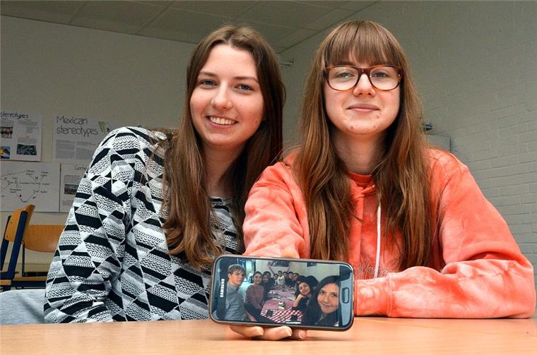 Freundschaft statt Politik: Schüler aus Tarmstedt treffen sich mit Türken Jeeva Fincke (links) aus Wilstedt und Ronja Viebrock aus Ostereistedt sind zwei der 15 KGS-Schüler, die in Berlin an einem Treffen mit türkischen Jugendlichen teilnahmen. Wie gut sich die Gruppe verstand, zeigen die vielen Fotos, die sie aus der Hauptstadt mitgebracht haben.