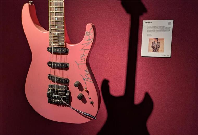 Gitarren von Jeff Beck für Millionen versteigert Jeff Becks Gitarre „Tina“, die Tina Turner einst mit Messer und Nagellack signiert hatte