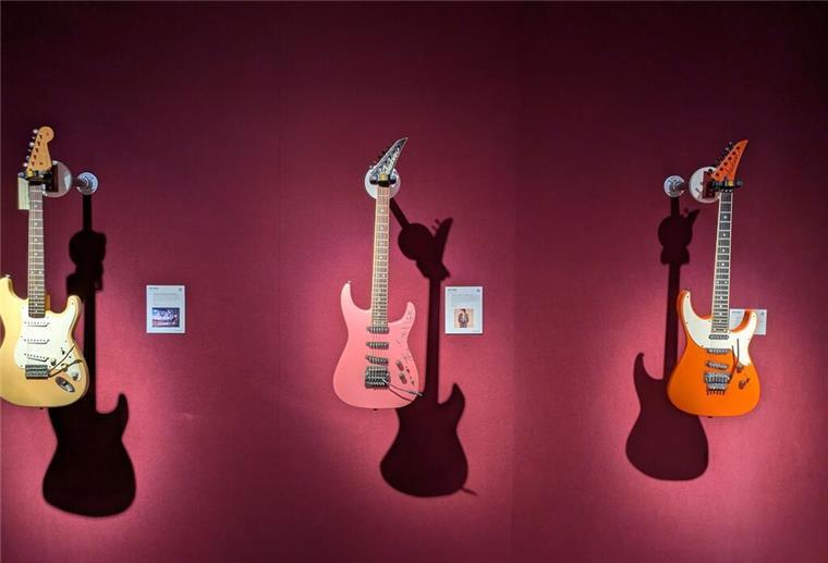 Gitarren von Jeff Beck für Millionen versteigert Jeff Becks Gitarre „Tina“ (Mitte) hatte Sängerin Tina Turner einst mit Messer und Nagellack signiert