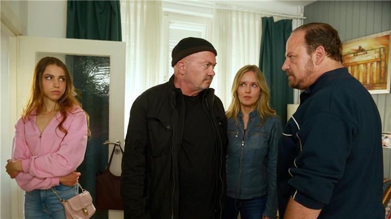 ZDF-Krimi liegt vor Silbereisens Advents-Show Jemma (Vivien Sczesny, l-r), Otto Garber (Florian Martens), Linett Wachow (Stefanie Stappenbeck) und Ralf Dubnitzki (Andreas Anke) in einer Szene aus „Ein starkes Team - Jemma“.