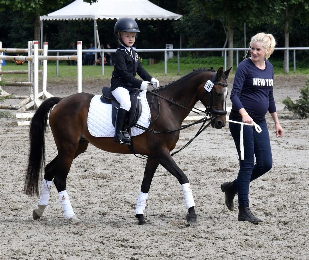 Jenna Winsemann und &quot;Fee&quot; mit ihrer Cousine Nele Bürgerhoff (rechts). Foto: Scheschonka