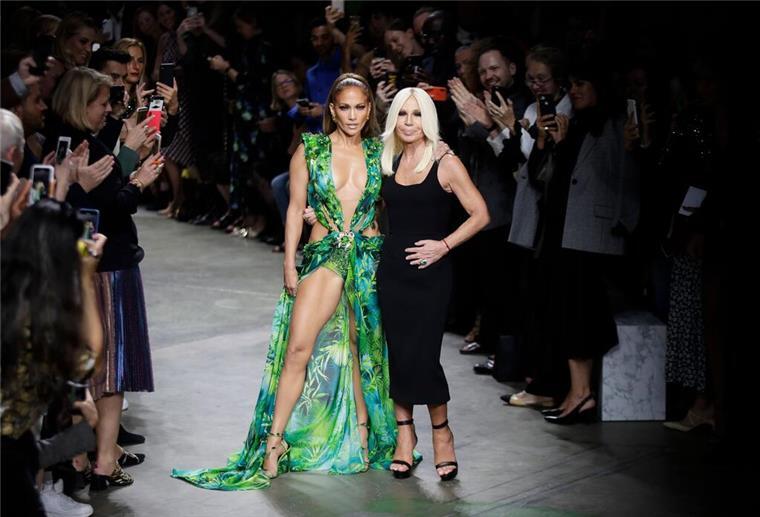 Von der Muse zur Mode-Matriarchin: Donatella Versace wird 70 Jennifer Lopez‘ Auftritt im grüne Versace-Kleid ist bis heute legendär. (Archivbild)