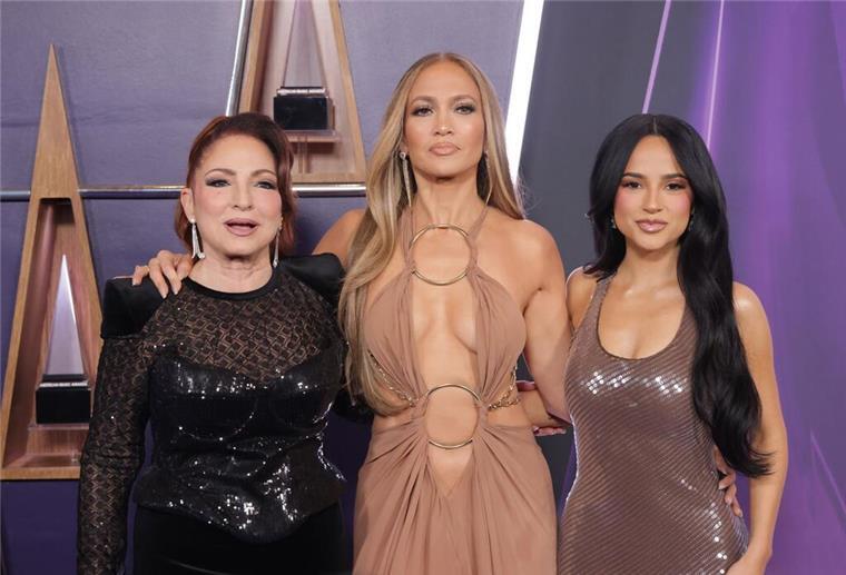 Jennifer Lopez (Mitte) moderierte die AMA-Verleihung in Las Vegas. 