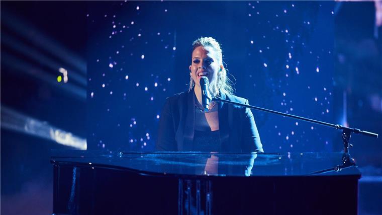 Jennifer Lynn gewinnt mit einer Klavierballade „The Voice of Germany“.