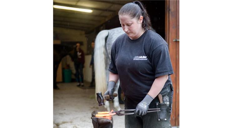 Diese Bremerhavenerin betreibt eine mobile Schmiede Jennifer Simmat aus Bremerhaven bringt mit Hammer und Amboss ein Hufeisen in Form.